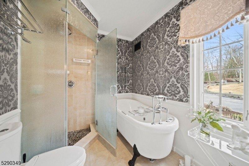 Family Full Bathroom - 1